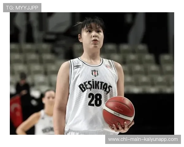 李月汝晒照超有梗：裙子护具齐上阵，一样能拍出时尚感，李月汝几岁